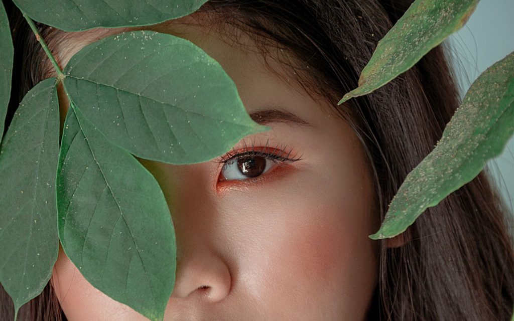 How Eyelash Extensions Especially Help During the Summer Season