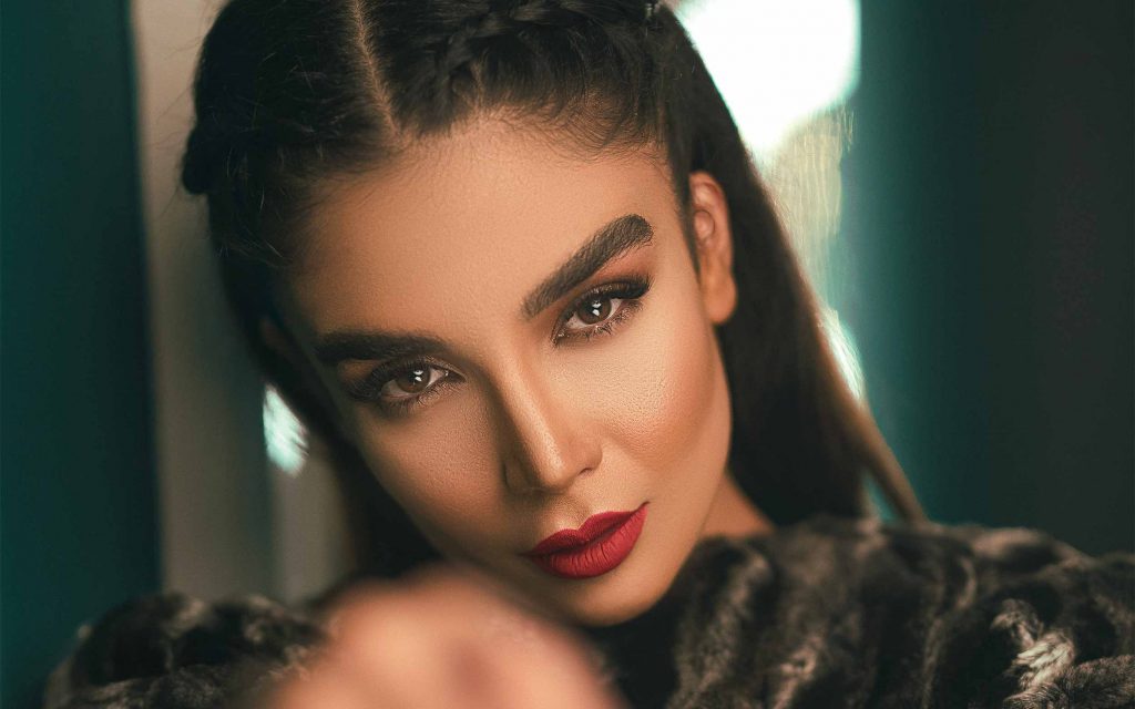 What are the benefits of private, group and online eyelash training for eyelash extension artists?