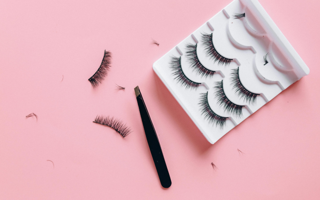 15 Top Celebrity Lash Looks at the 64th Grammy Awards