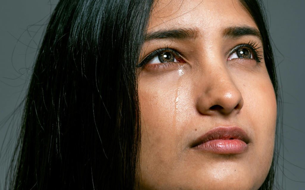 Hacks to try when applying lash extensions on watery eyes