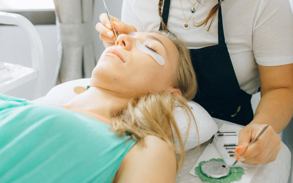 Tips for Attracting and Retaining the Best Lash Artists Employees for Your Studio