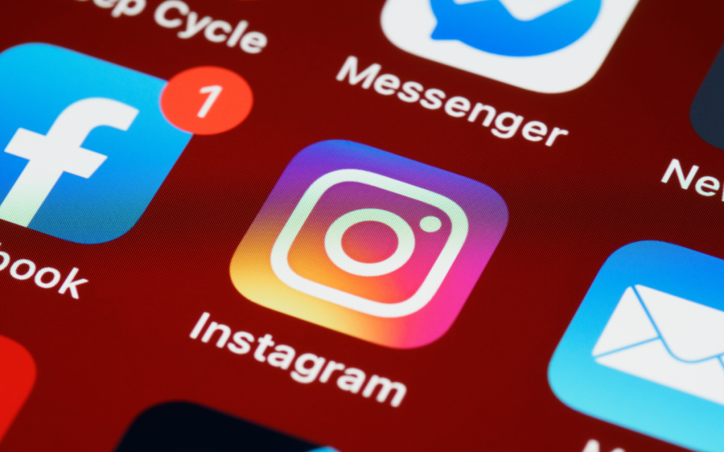 How to use social ads to grow clients as a lash artist
