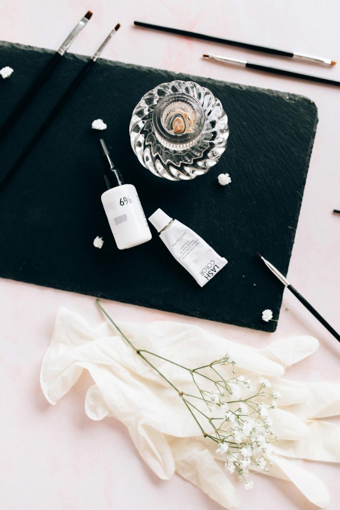 Choosing the Best Eyelash Glue: Clear or Dark?