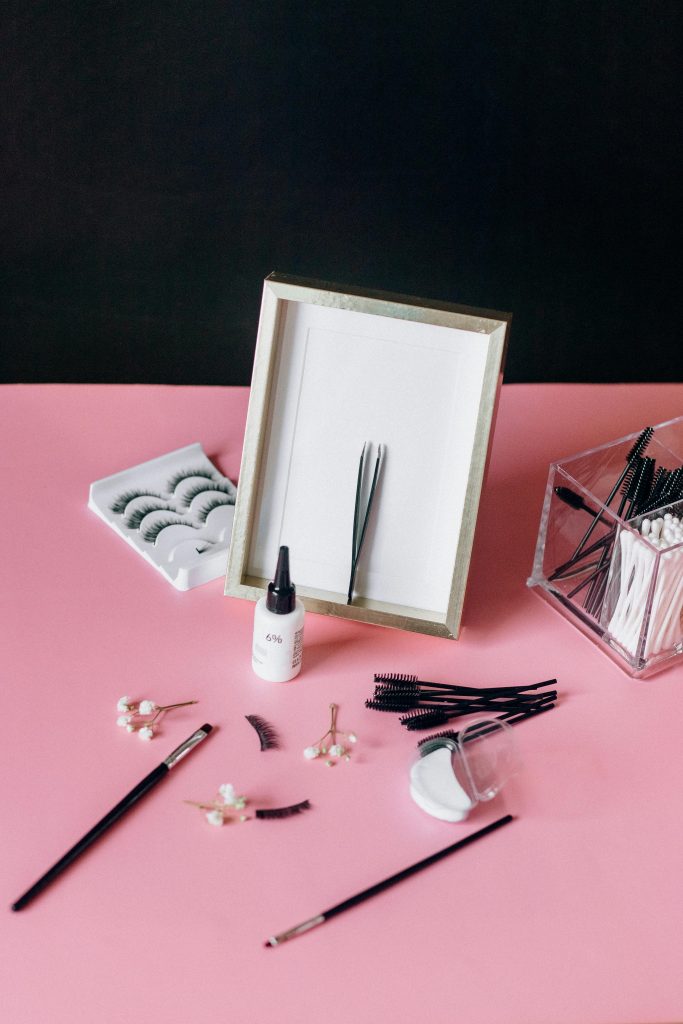 Eyelash Extension Glue and Humidity: Understanding the Impact and How to Handle It